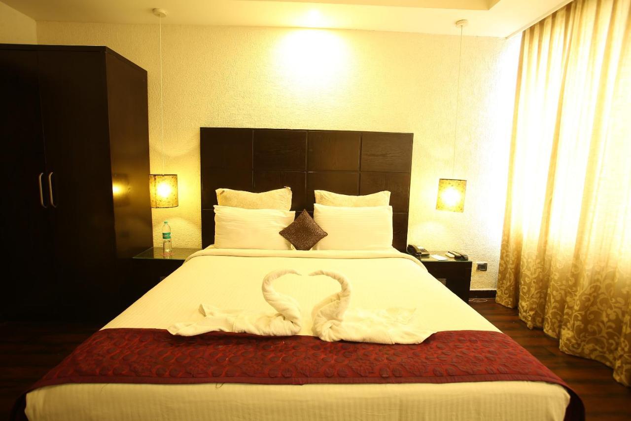 The Bentley Seaside Boutique Hotel Chennai Exterior photo