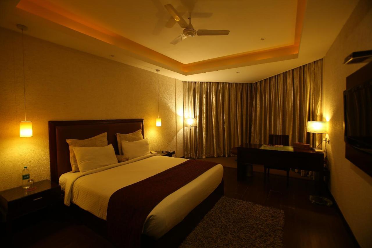 The Bentley Seaside Boutique Hotel Chennai Exterior photo